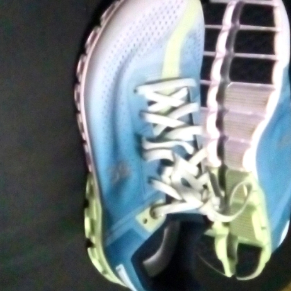 Cloudflow Athletic Shoes SZ . 7.5W